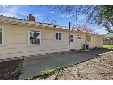 Exterior - 1090 Corydon St, Eugene, OR 97401 photo 5 of 11