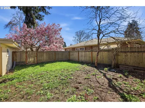 Exterior - 1090 Corydon St, Eugene, OR 97401 photo 10 of 11
