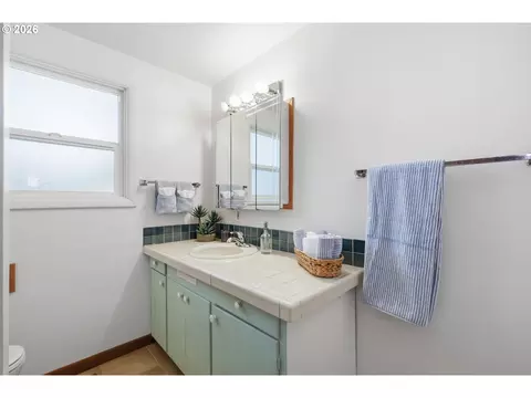 Bath - 1090 Corydon St, Eugene, OR 97401 photo 2 of 2