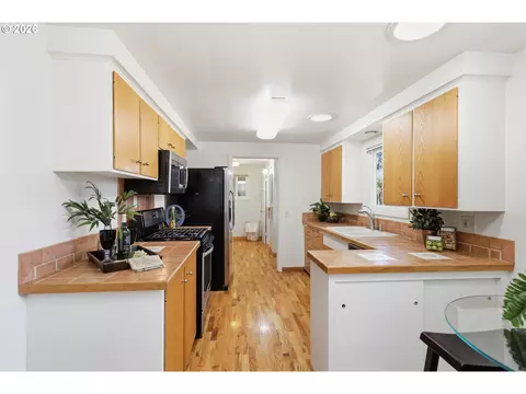 Kitchen - 1090 Corydon St, Eugene, OR 97401 photo 2 of 5