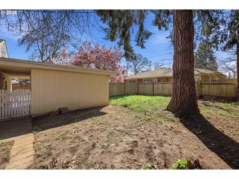 Exterior - 1090 Corydon St, Eugene, OR 97401 photo 9 of 11