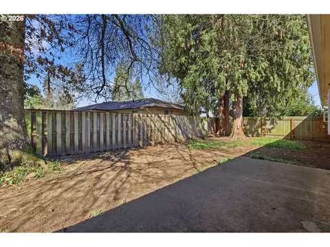 Exterior - 1090 Corydon St, Eugene, OR 97401 photo 8 of 11