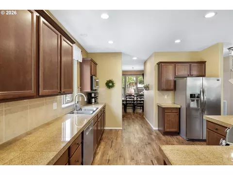 Kitchen - 1099 SE Mimosa Dr, Gresham, OR 97080 photo 5 of 8