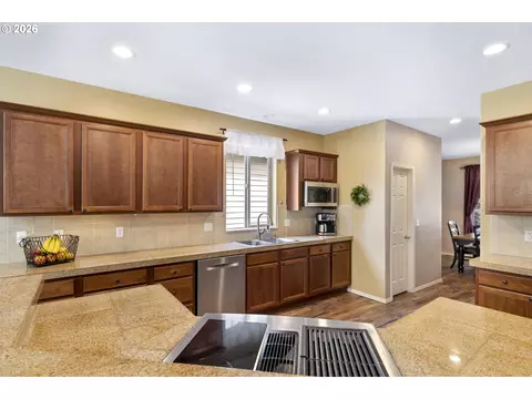 Kitchen - 1099 SE Mimosa Dr, Gresham, OR 97080 photo 4 of 8