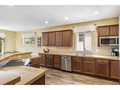 Kitchen - 1099 SE Mimosa Dr, Gresham, OR 97080 photo 6 of 8