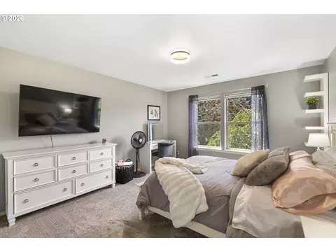 Bedroom - 1099 SE Mimosa Dr, Gresham, OR 97080 photo 5 of 5