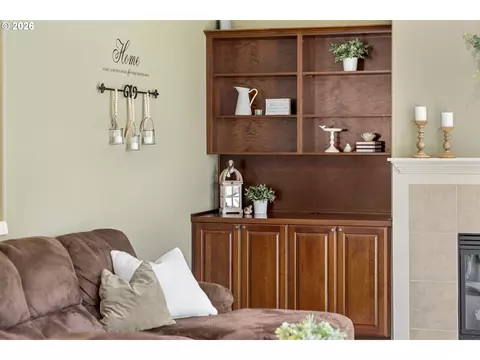 Living - 1099 SE Mimosa Dr, Gresham, OR 97080 photo 1 of 4