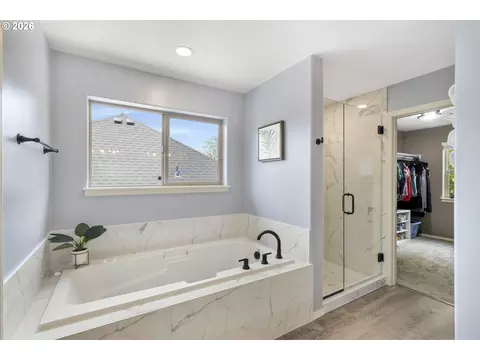Bath - 1099 SE Mimosa Dr, Gresham, OR 97080 photo 2 of 7