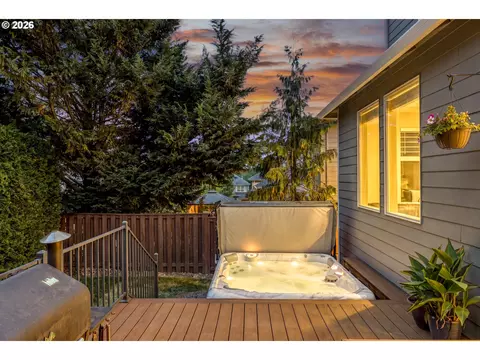 Exterior - 1099 SE Mimosa Dr, Gresham, OR 97080 photo 5 of 11