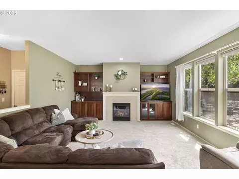 Living - 1099 SE Mimosa Dr, Gresham, OR 97080 photo 2 of 4
