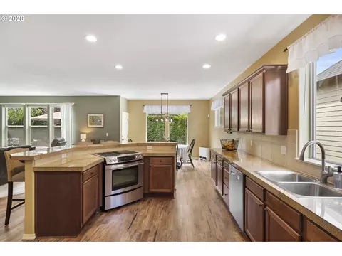 Kitchen - 1099 SE Mimosa Dr, Gresham, OR 97080 photo 7 of 8