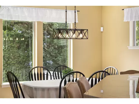 Dining - 1099 SE Mimosa Dr, Gresham, OR 97080 photo 2 of 3