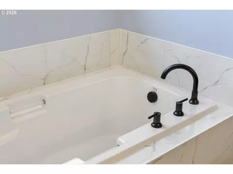 Bath - 1099 SE Mimosa Dr, Gresham, OR 97080 photo 6 of 7