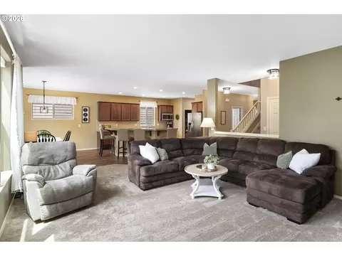 Living - 1099 SE Mimosa Dr, Gresham, OR 97080 photo 3 of 4