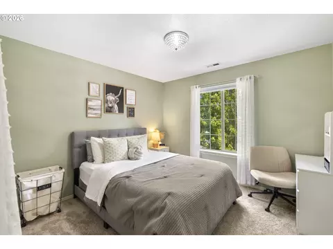 Bedroom - 1099 SE Mimosa Dr, Gresham, OR 97080 photo 4 of 5