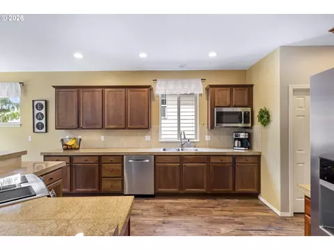 Kitchen - 1099 SE Mimosa Dr, Gresham, OR 97080 photo 3 of 8