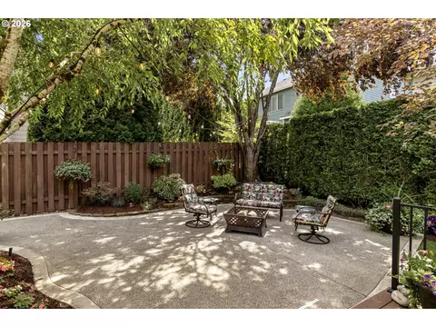 Exterior - 1099 SE Mimosa Dr, Gresham, OR 97080 photo 8 of 11
