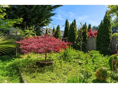 Exterior - 857 Throne Dr, Eugene, OR 97402 photo 10 of 11