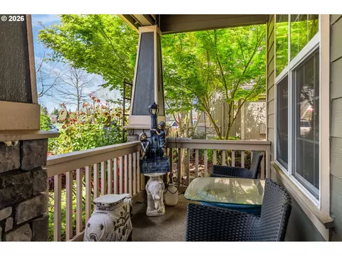 Exterior - 857 Throne Dr, Eugene, OR 97402 photo 4 of 11