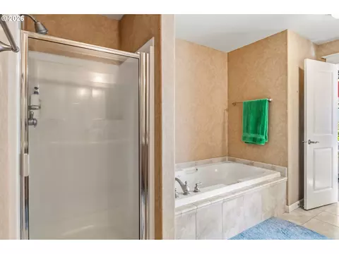 Bath - 857 Throne Dr, Eugene, OR 97402 photo 3 of 6