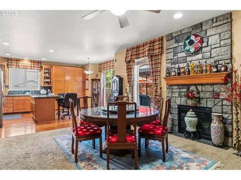 Dining - 857 Throne Dr, Eugene, OR 97402 photo 3 of 3
