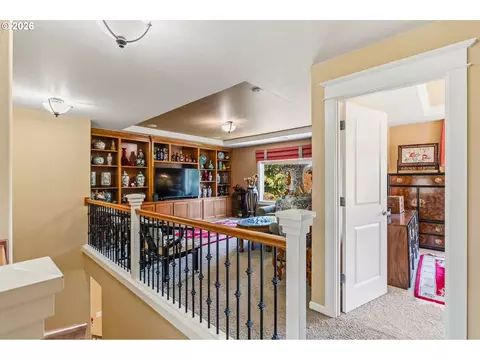 Entry Way - 857 Throne Dr, Eugene, OR 97402 photo 2 of 2