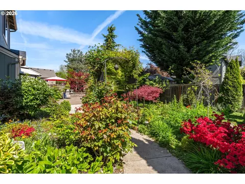 Exterior - 857 Throne Dr, Eugene, OR 97402 photo 11 of 11