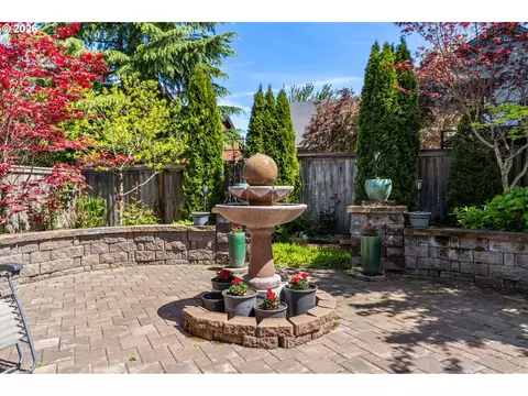Exterior - 857 Throne Dr, Eugene, OR 97402 photo 7 of 11