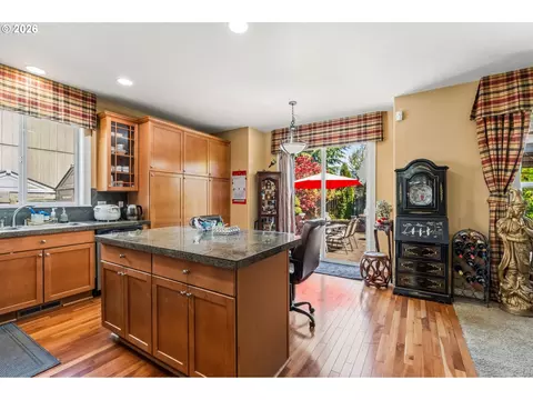 Kitchen - 857 Throne Dr, Eugene, OR 97402 photo 2 of 4