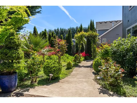 Exterior - 857 Throne Dr, Eugene, OR 97402 photo 9 of 11