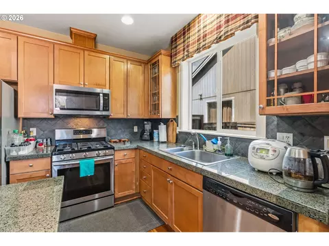Kitchen - 857 Throne Dr, Eugene, OR 97402 photo 4 of 4