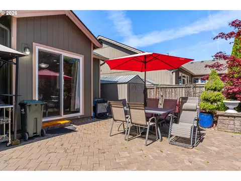Exterior - 857 Throne Dr, Eugene, OR 97402 photo 5 of 11
