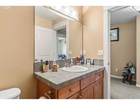 Bath - 857 Throne Dr, Eugene, OR 97402 photo 6 of 6