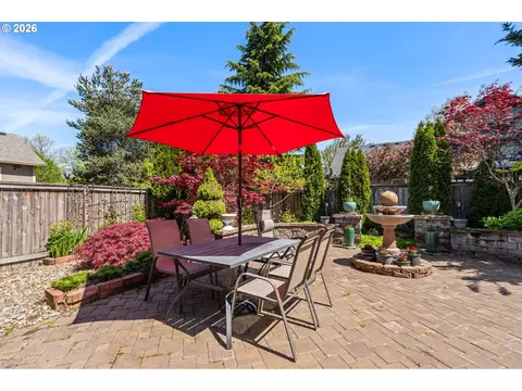 Exterior - 857 Throne Dr, Eugene, OR 97402 photo 6 of 11