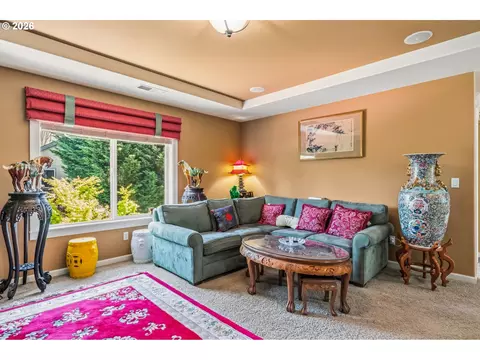 Living - 857 Throne Dr, Eugene, OR 97402 photo 3 of 3