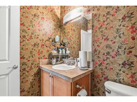 Bath - 857 Throne Dr, Eugene, OR 97402 photo 2 of 6