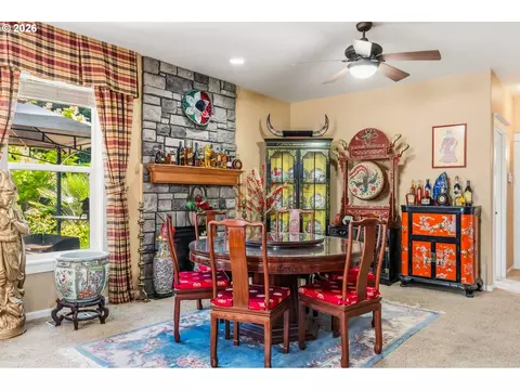 Dining - 857 Throne Dr, Eugene, OR 97402 photo 2 of 3
