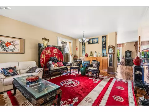 Living - 857 Throne Dr, Eugene, OR 97402 photo 2 of 3