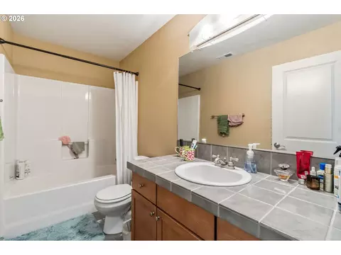 Bath - 857 Throne Dr, Eugene, OR 97402 photo 5 of 6