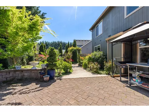 Exterior - 857 Throne Dr, Eugene, OR 97402 photo 8 of 11
