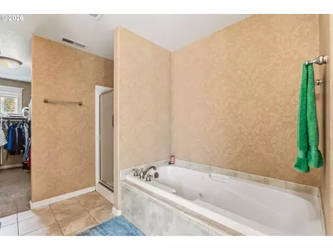 Bath - 857 Throne Dr, Eugene, OR 97402 photo 4 of 6