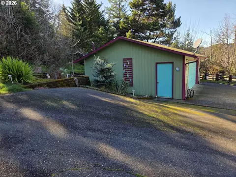 30235 Eagleview Dr, Gold Beach, OR 97444 photo 2