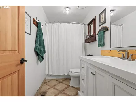 Bath - 19368 SE Summertime Dr, Sandy, OR 97055 photo 3 of 3