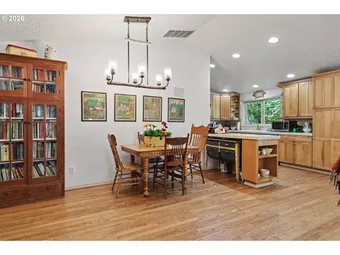 Dining - 19368 SE Summertime Dr, Sandy, OR 97055 photo 2 of 2