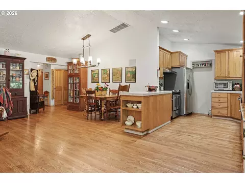 Dining - 19368 SE Summertime Dr, Sandy, OR 97055 photo 1 of 2