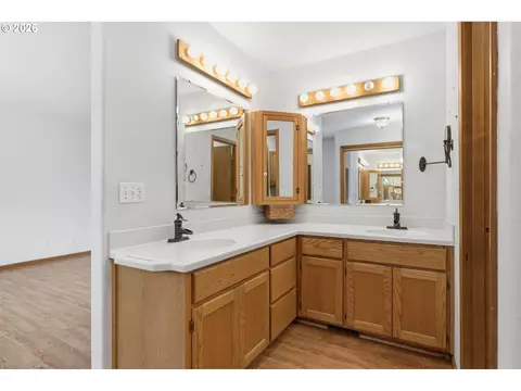 Bath - 1140 Molly Ln, Eugene, OR 97404 photo 2 of 4