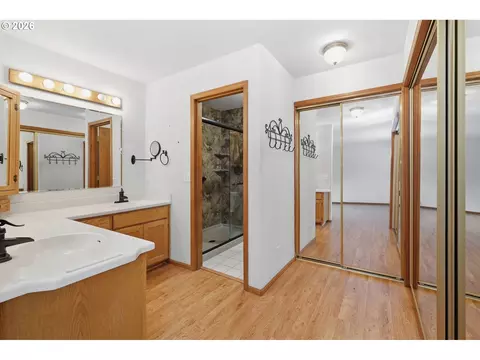 Bath - 1140 Molly Ln, Eugene, OR 97404 photo 1 of 4