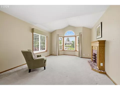 Living - 1140 Molly Ln, Eugene, OR 97404 photo 2 of 11
