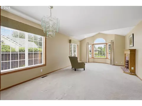 Living - 1140 Molly Ln, Eugene, OR 97404 photo 3 of 11