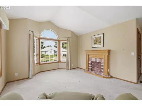 Living - 1140 Molly Ln, Eugene, OR 97404 photo 4 of 11